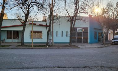Casa y local en Venta