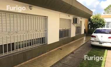 Casa 2 dormitorios Perez en zona centro amplio terreno