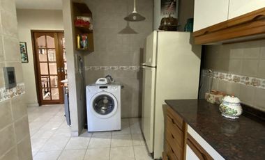 Venta de casa de 3 ambientes con cochera en Sarandi