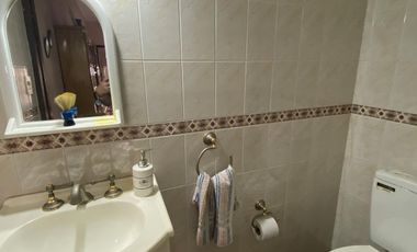 Venta de casa de 3 ambientes con cochera en Sarandi
