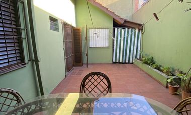 Venta de casa de 3 ambientes con cochera en Sarandi