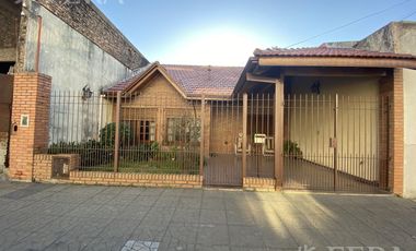 Venta de casa de 3 ambientes con cochera en Sarandi
