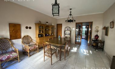 Venta de casa de 3 ambientes con cochera en Sarandi