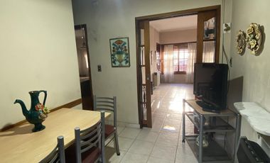 Venta de casa de 3 ambientes con cochera en Sarandi
