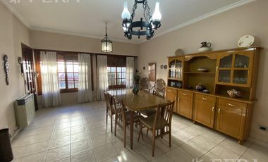 Venta de casa de 3 ambientes con cochera en Sarandi