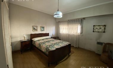 Venta de casa de 3 ambientes con cochera en Sarandi