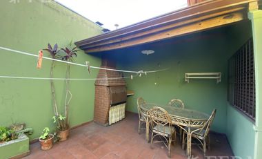 Venta de casa de 3 ambientes con cochera en Sarandi