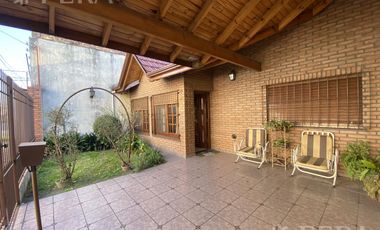 Venta de casa de 3 ambientes con cochera en Sarandi