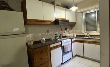Venta de casa de 3 ambientes con cochera en Sarandi