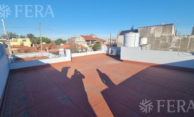 Venta de casa de 4 ambientes con  cochera y fondo libre en Wilde