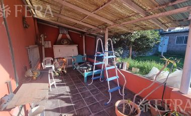 Venta de casa de 4 ambientes con  cochera y fondo libre en Wilde