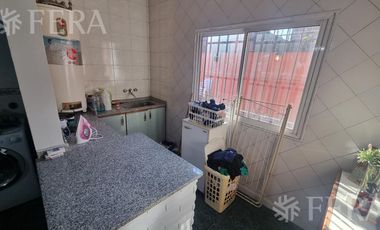 Venta de casa de 4 ambientes con  cochera y fondo libre en Wilde