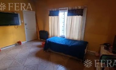 Venta de casa de 4 ambientes con  cochera y fondo libre en Wilde