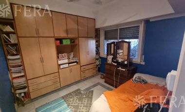 Venta de casa de 4 ambientes con  cochera y fondo libre en Wilde