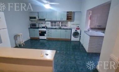 Venta de casa de 4 ambientes con  cochera y fondo libre en Wilde