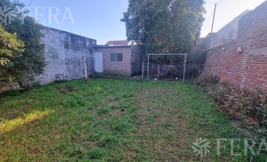 Venta de casa de 4 ambientes con  cochera y fondo libre en Wilde