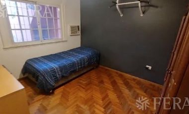 Venta de casa de 4 ambientes con  cochera y fondo libre en Wilde