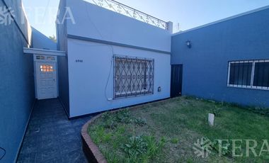Venta de casa de 4 ambientes con  cochera y fondo libre en Wilde