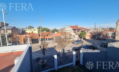 Venta de casa de 4 ambientes con  cochera y fondo libre en Wilde