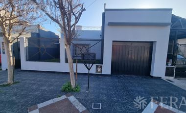 Venta de casa de 4 ambientes con  cochera y fondo libre en Wilde