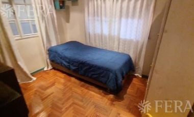Venta de casa de 4 ambientes con  cochera y fondo libre en Wilde