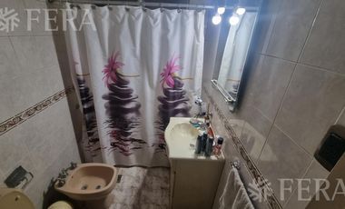 Venta de casa de 4 ambientes con  cochera y fondo libre en Wilde