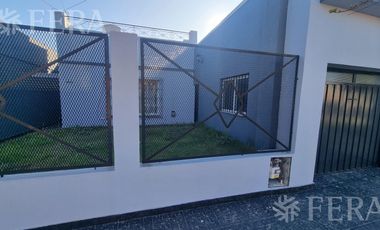 Venta de casa de 4 ambientes con  cochera y fondo libre en Wilde