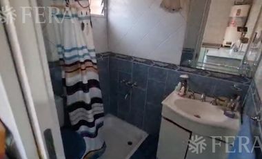 Venta de casa de 4 ambientes con  cochera y fondo libre en Wilde