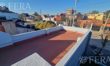 Venta de casa de 4 ambientes con  cochera y fondo libre en Wilde