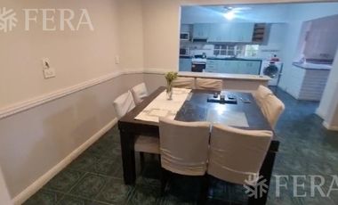 Venta de casa de 4 ambientes con  cochera y fondo libre en Wilde