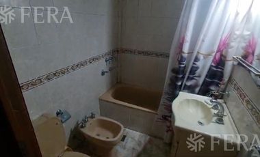Venta de casa de 4 ambientes con  cochera y fondo libre en Wilde
