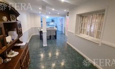 Venta de casa de 4 ambientes con  cochera y fondo libre en Wilde