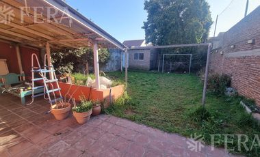 Venta de casa de 4 ambientes con  cochera y fondo libre en Wilde
