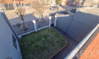 Venta de casa de 4 ambientes con  cochera y fondo libre en Wilde