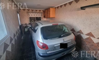Venta de casa de 4 ambientes con  cochera y fondo libre en Wilde