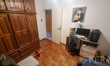 Venta de casa de 4 ambientes con  cochera y fondo libre en Wilde