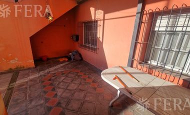 Venta de casa de 4 ambientes con  cochera y fondo libre en Wilde