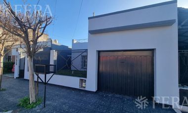 Venta de casa de 4 ambientes con  cochera y fondo libre en Wilde