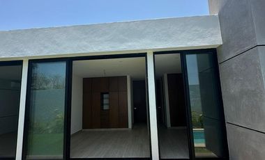 OLIVIA || EXCELENTE RESIDENCIA EN VENTA O RENTA DE GRAN TAMAÑO MUY BIEN UBICADA AL NORTE DE LA CIUDAD DE MERIDA EN CONKAL, EN PRIVADA EXCLUSIVA