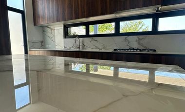 OLIVIA || EXCELENTE RESIDENCIA EN VENTA O RENTA DE GRAN TAMAÑO MUY BIEN UBICADA AL NORTE DE LA CIUDAD DE MERIDA EN CONKAL, EN PRIVADA EXCLUSIVA