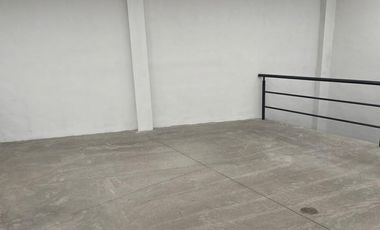 Predio en Venta con Bodegas Comerciales