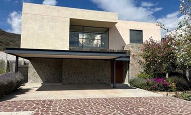 Venta de Casa en Querétaro, Altozano el Nuevo Querétaro, Moderna, Club Deportivo