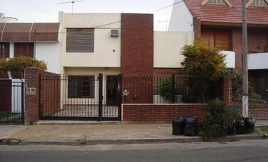 San Martin Ctro: Casa 2 Plantas lote 8,66 x 45 c/ Parque Jardin de 8,66 x 20 libre.