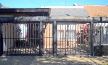 CASA 5 AMB LOTE 7,50 X 50 m2 CON COCHERA, PISCINA Y QUINCHO.