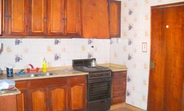 CASA 5 AMB LOTE 7,50 X 50 m2 CON COCHERA, PISCINA Y QUINCHO.
