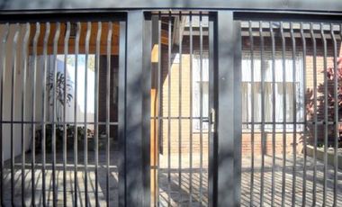 CASA 5 AMB LOTE 7,50 X 50 m2 CON COCHERA, PISCINA Y QUINCHO.