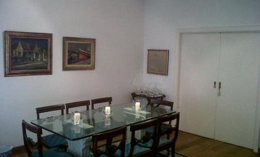 Distinguido Chalet en Vicente López, de excelente construcción e impecable estado.