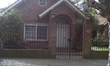 Distinguido Chalet en Vicente López, de excelente construcción e impecable estado.