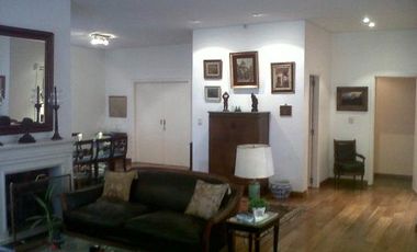 Distinguido Chalet en Vicente López, de excelente construcción e impecable estado.