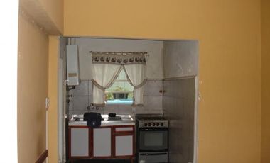 atipico departamento de treas ambientes con patio y pileta